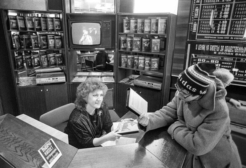 Прокат видиокассет в Москве, конец 80-х. Фото Бориса Клипиницера.