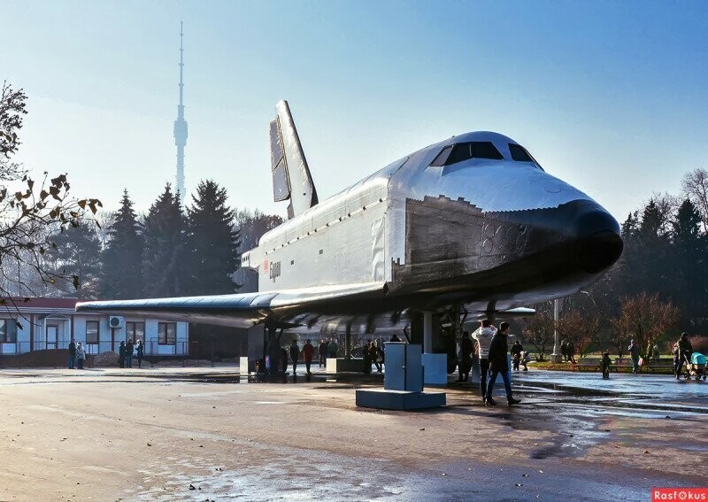 Космический корабль «Буран» на ВДНХ. 90-е