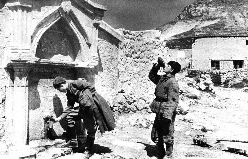 Два красноармейца у родника набирают воду. Село Дуванкой под Севастополем. 2 мая 1944г.