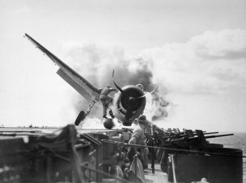 Аварийная посадка F6F Hellcat на USS Enterprise. Офицер Уолтер Л. Чунинг поднимается на самолет, чтобы спасти пилота из ада - 10 ноября 1943 г.
