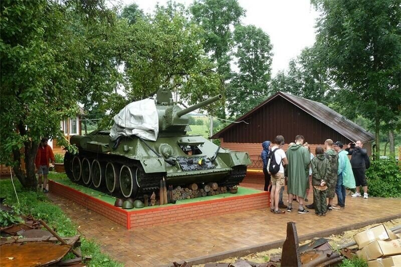 Фролов и танки. Военный пенсионер продал квартиру и открыл в деревне музей