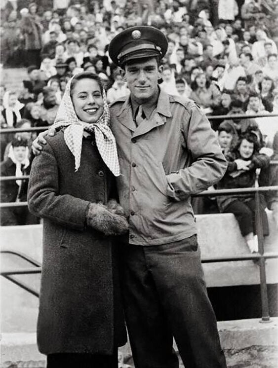 Хью Хефнер со своей подругой и будущей женой Милдред Уильямс