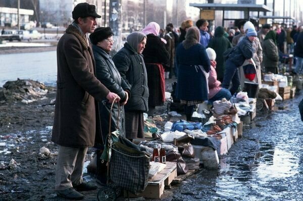 Как это было: ширпотреб, челноки и забитые рынки в лихие 90-е