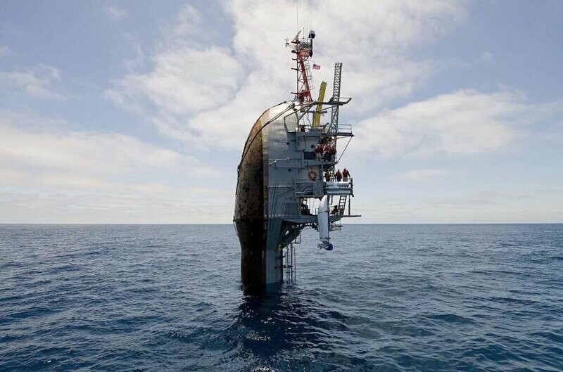 "Нет, он не тонет": корабль, который работает вертикально, является единственным в мире