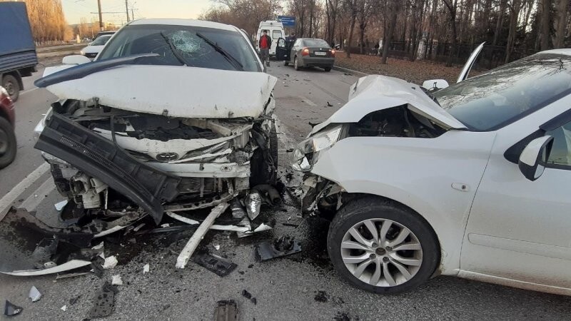 Авария дня. Водитель устроил серьезное ДТП в Липецке и сбежал