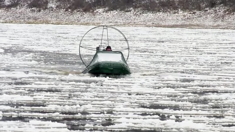 Мужики поехали охотиться на аэролодках по замерзающей реке на Ямале