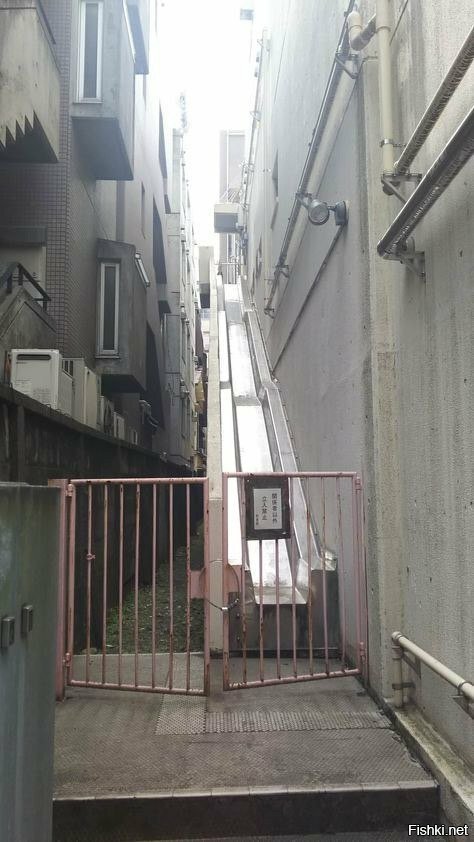 В некоторых спальных районах Токио пожарные выходы выполнены в виде горок