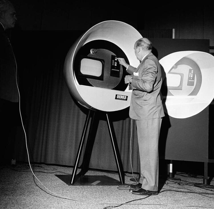 8. Один из первых банкоматов. Сан-Франциско, 1966 год