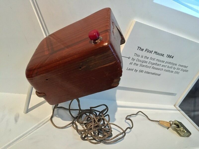 13. Первая компьютерная мышь, 1964 год