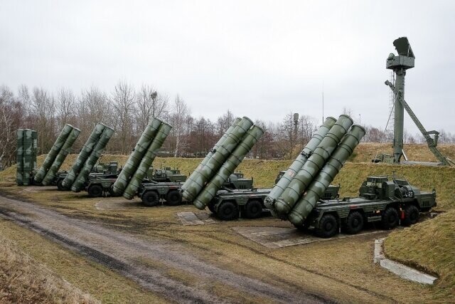 Положение окончательно запутали снова русские, сначала модернизировавшие зенитно-ракетные комплексы С-300, а потом выкатившие систему С-400 «Триумф».