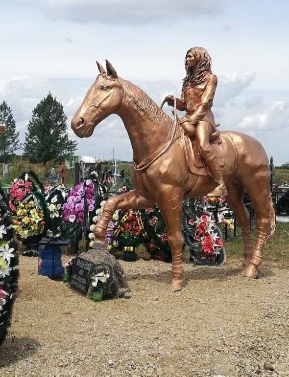 Памятник Анне Болвачевой, первой и единственной девушке, служившей в конном подразделении Кубанского казачьего войска, была известным в Краснодарском крае байкером