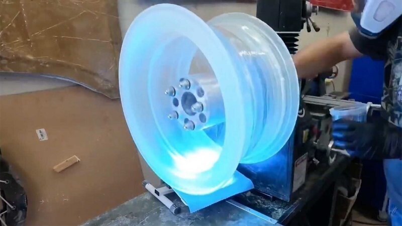 Симпатичный автомобильный диск изготовленный вручную из прозрачной эпоксидной смолы