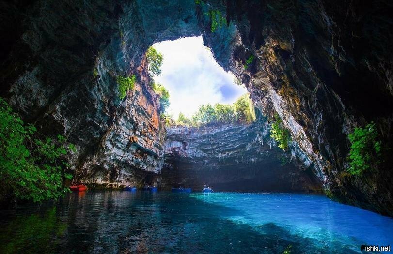 Пещера Мелиссани или озеро Мелиссани