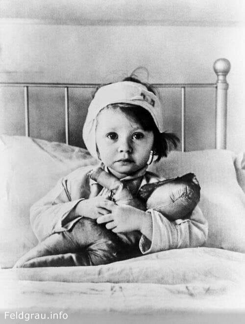Трёхлетняя малышка Эйлин Данн со своей куклой в больнице. Девочку ранило во время воздушного налёта. 