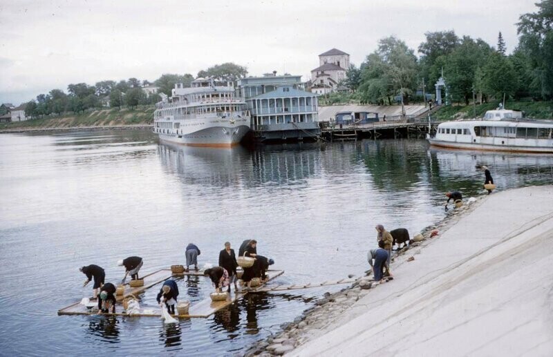 Стирка белья в реке Волга на фоне современного на тот момент теплохода, Углич, 1958 год. 