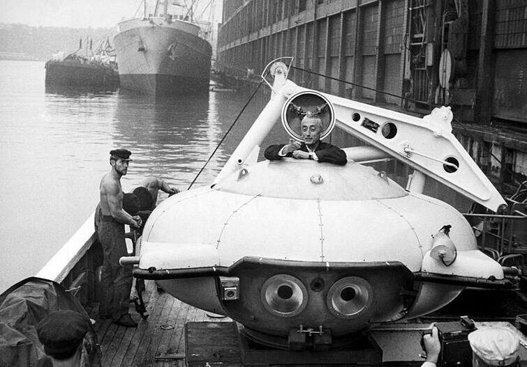 Жак-Ив Кусто на борту своего батискафа "Калипсо" пришвартованного в гавани Нью-Йорка, 1959 г.