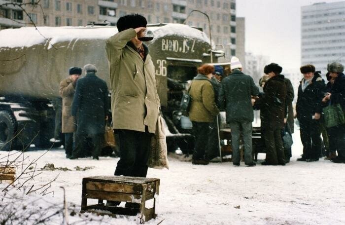 Торговля вином на розлив из цистерны, Москва, 1991 год. 