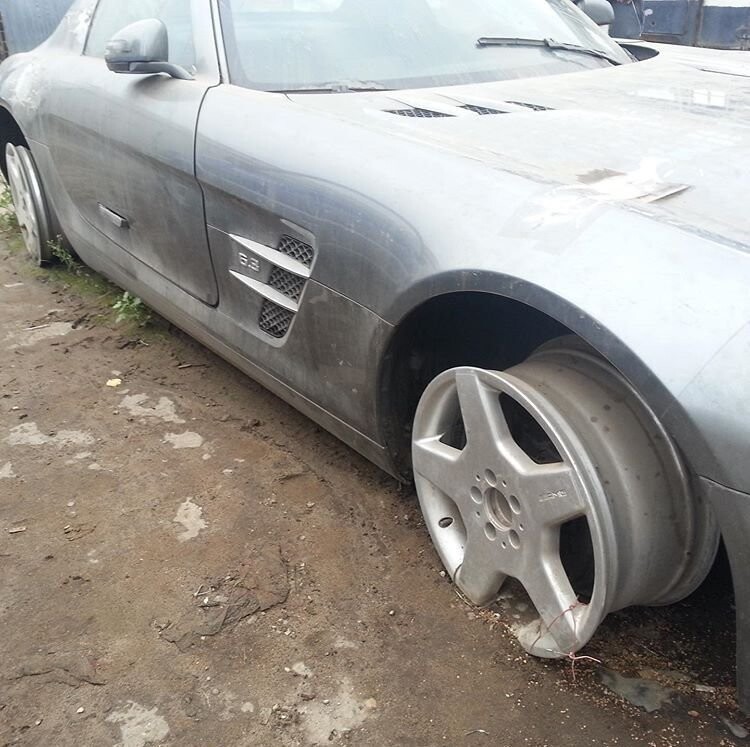 В Сыктывкаре  конфискованный Mercedes SLS AMG бросили ржаветь под открытым небом