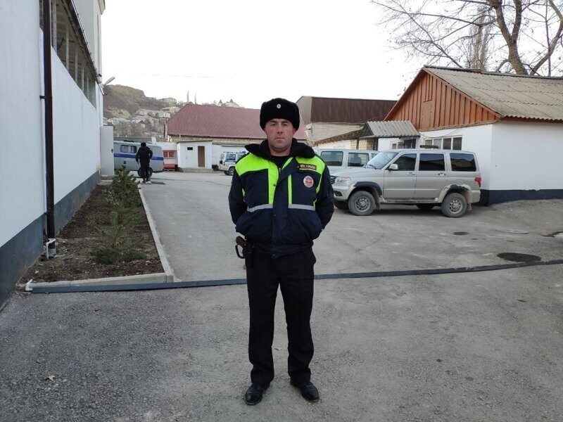 Полицейский из Дагестана спас 3-летнего малыша, подавившегося виноградом