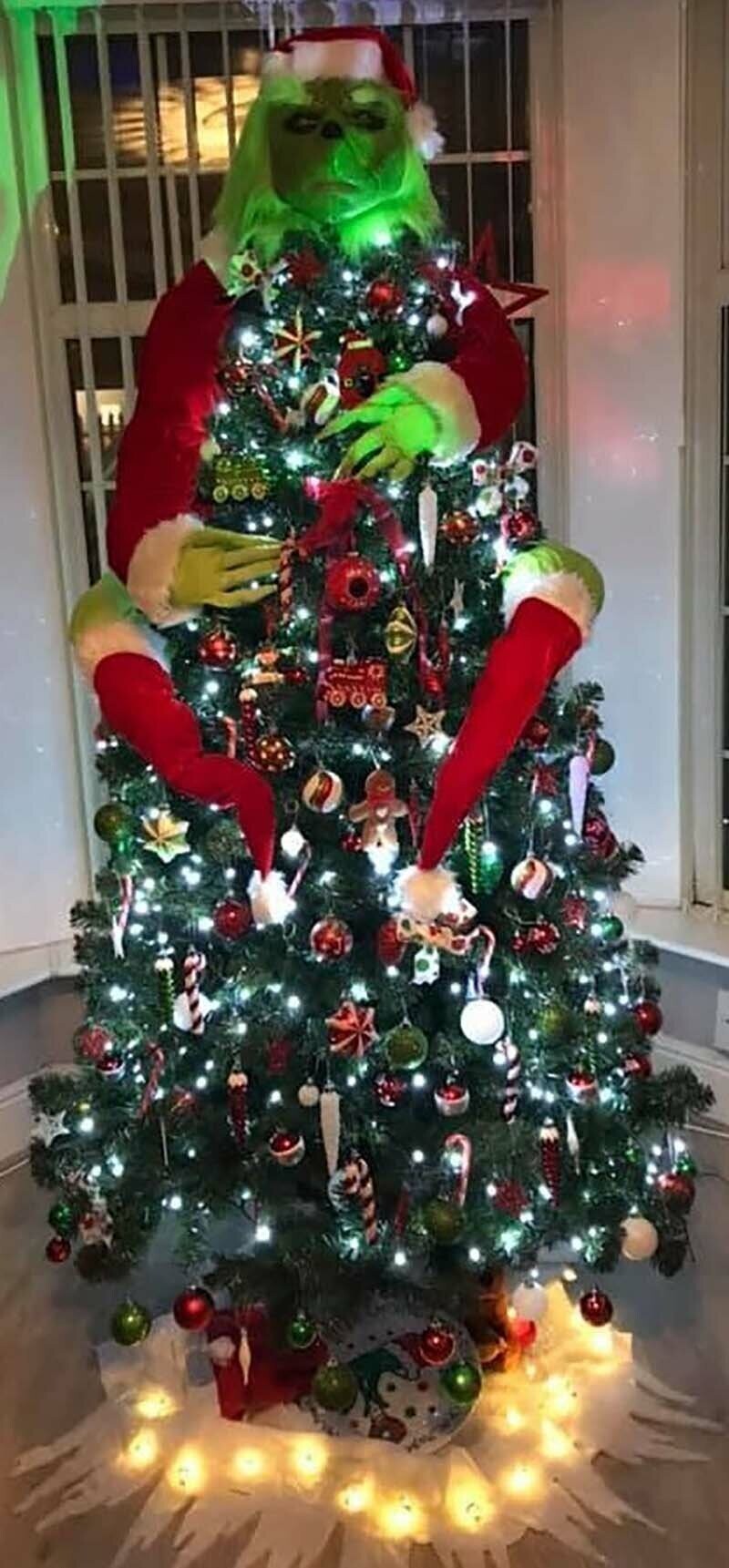 Рождественская ёлка с реалистичным Гринчем