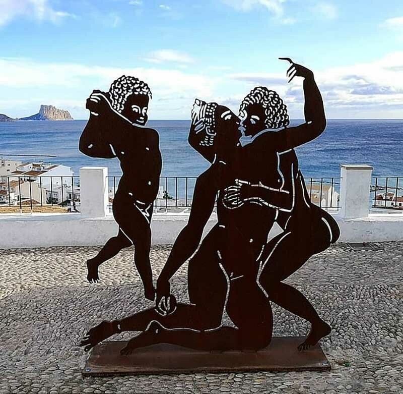 В Испании на пляже установили скульптуры, изображающие половые акты