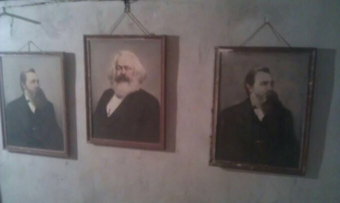5. Отец повесил в гараже портреты Карла Маркса и братьев Энгельс