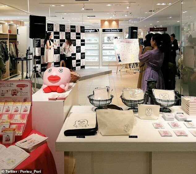 Сотрудницы японской компании носят специальные бейджи во время менструаций