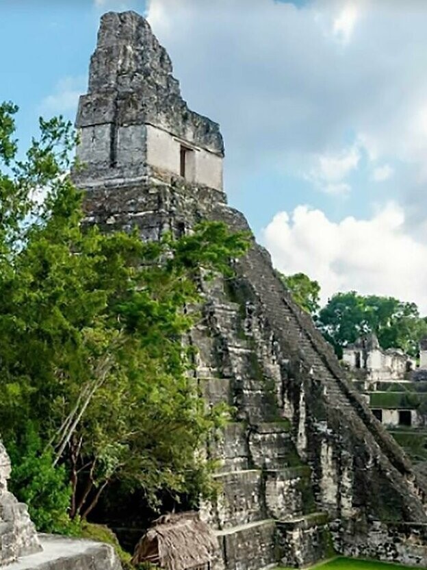 Туристы-вандалы осквернили храм майя