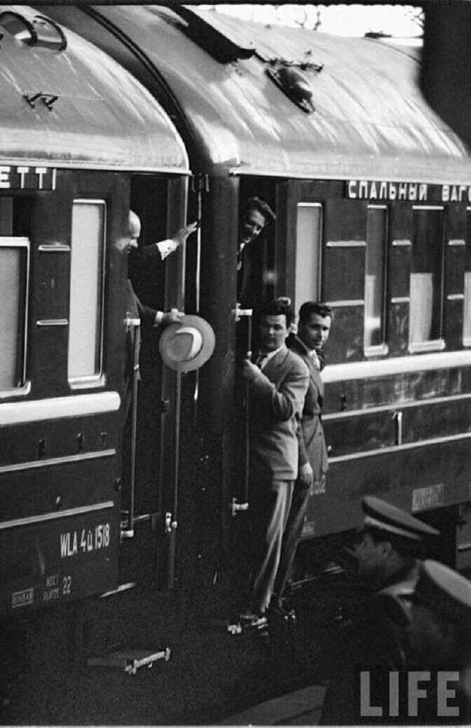 Поезда для вождей: кому по железной дороге можно было путешествовать с настоящим комфортом