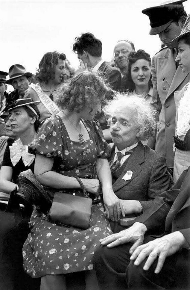 Альберт Эйнштейн в момент творческого озарения
