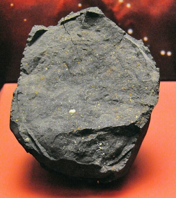 Этот скромный камушек - Мурчисонский метеорит, который упал на Землю в 1969 году. Его возраст составляет 4,65 млрд лет. Следовательно, он старше Солнца.