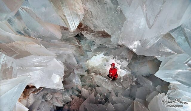 Жеода Пульпи - это одна из самых странных и удивительных пещер в мире. Она находится в Испании. Эта необычная яйцевидная полость, заполнена зазубренными кристаллами