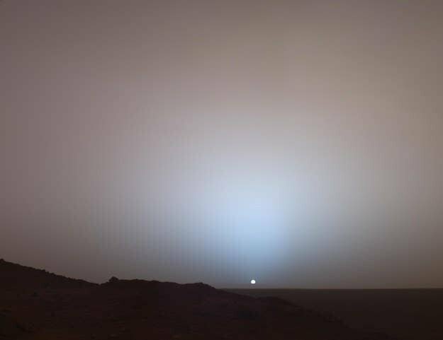 Впрочем, вид Солнца с поверхности Марса тоже не так уж впечатляет
