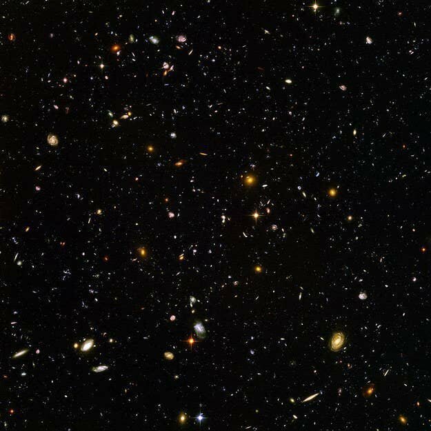 Но и это мелочи. На этом снимке, сделанном телескопом Хаббл, тысячи Галактик, и в каждой - миллионы звезд со своими планетами