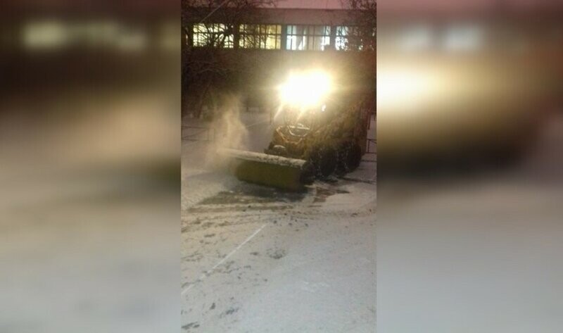 Коммунальщики всю ночь будут убирать снег в Петербурге