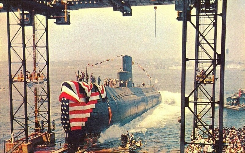 Спуск на воду первой в мире атомной подводной лодки USS Nautilus США, 21 января 1952г. 