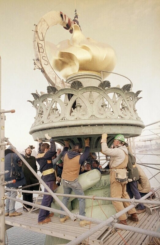 Установка нового факела на Статую Свободы, 25 ноября 1985 года, Нью–Йорк