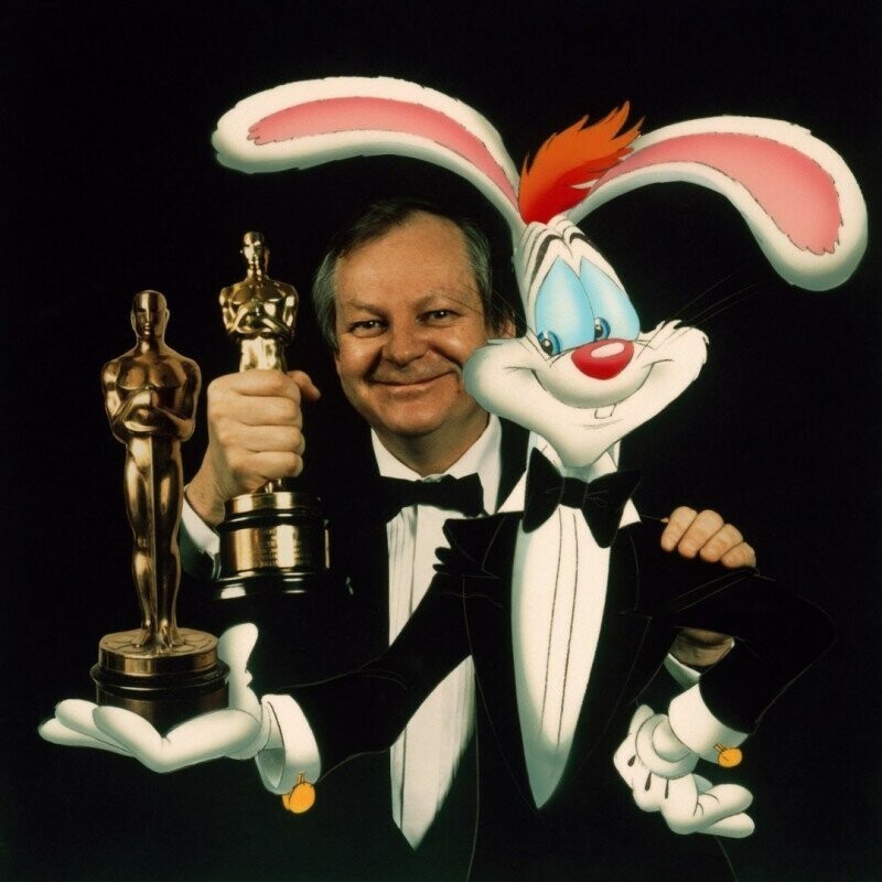 Режиссер Ричард Уильямс вместе с актером главной роли на церемонии вручения «Оскара» за фильм: «Кто подставил кролика Роджера», 1989 г.
