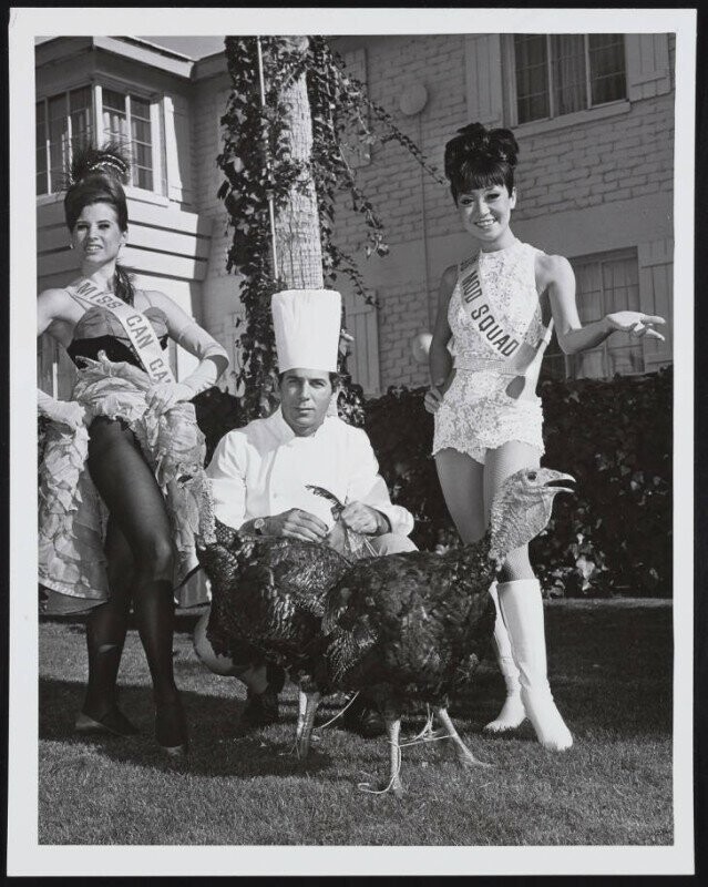 День благодарения. Девушки и шеф-повар. США, штат Невада. 1968