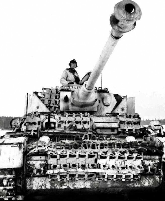 Pz.Kpfw.IV Ausf.H с надстройкой гусеничной брони на Восточном фронте зимой 1943 г.