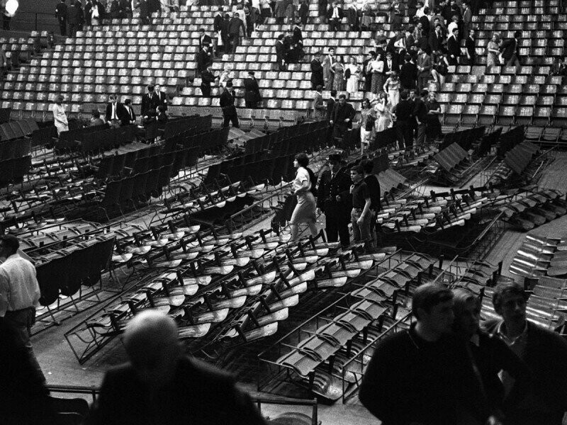 После выступления The Beatles в Palais Des Sports. Париж. Франция. 1965г.