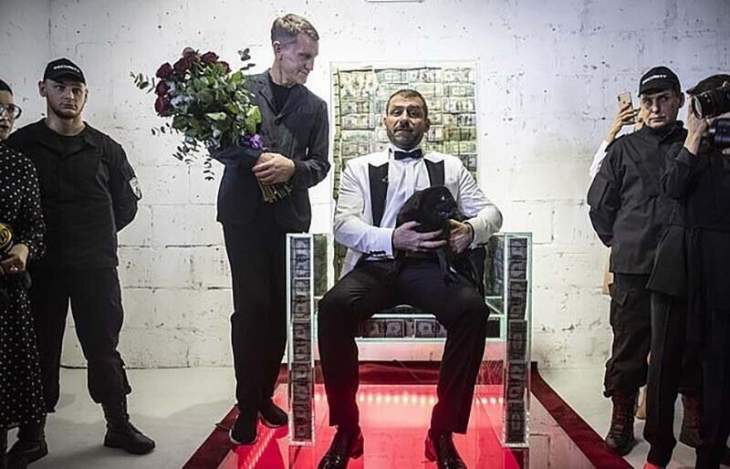 В Москве показали стеклянный трон наполненный  банкнотами в 1 млн долларов