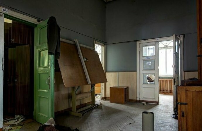 Некоторые залы нетронутые и обстановка в комнатах сохранилась в прежнем виде