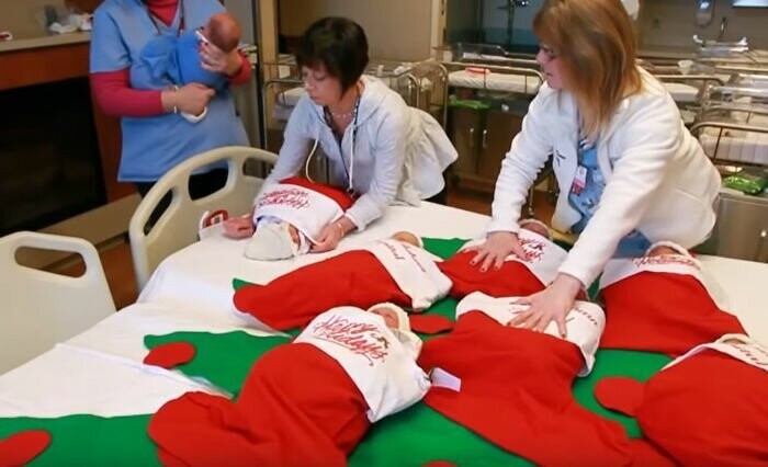 Под елочку: роддом наряжает детей как подарки к Рождеству