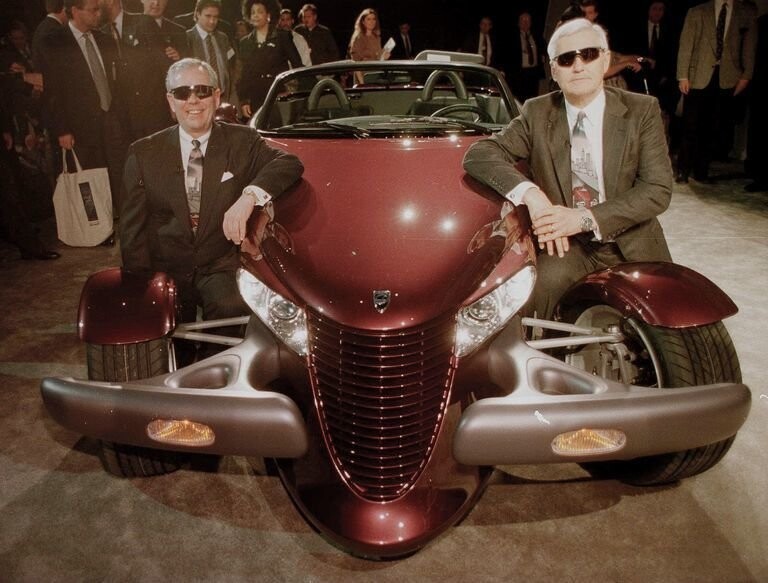 P.S. Дебют Prowler в 1997 году. Крутому автомобилю — крутые топ-менеджеры в солнцезащитных очках. Лутц справа, а слева — тогдашний босс Chrysler Боб Итон.