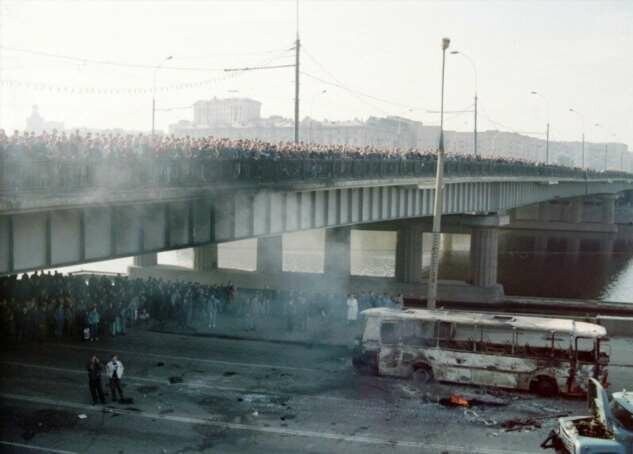 Толпы москвичей наблюдают за военными действиями у Белого дома. Москва. 4 октября 1993 г.