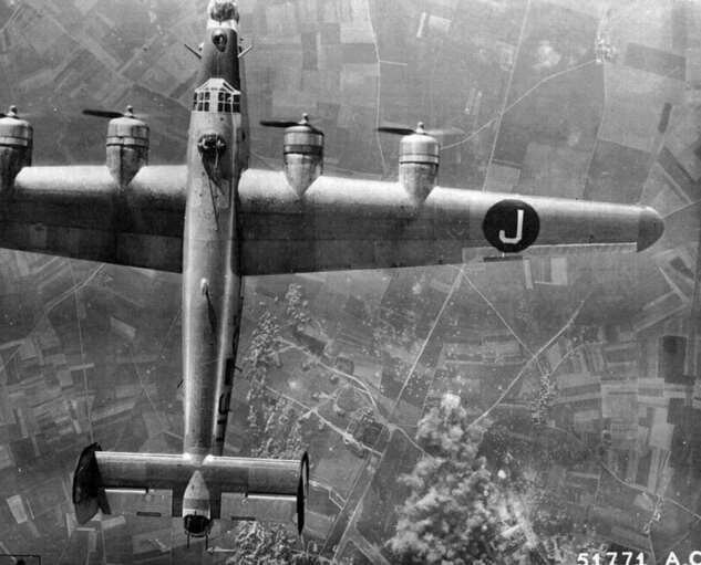 Американский тяжелый бомбардировщик B-24 Liberator наносит удар по Германии. 1940-е