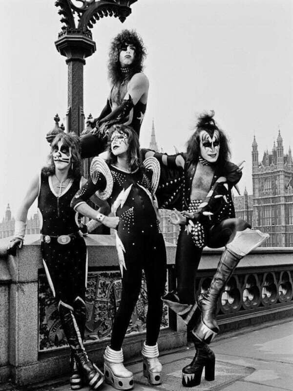 KISS после концерта в Лондоне, 1976 г.