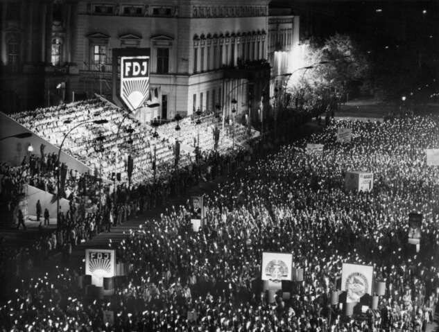 Факельное шествие немецких молодежных организаций в честь 30-летия основания ГДР на проспекте Унтер-дер-Линден в Берлине, 10 октября 1979