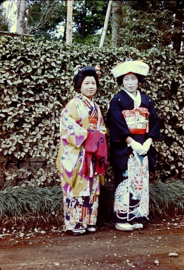 Город Камакура. Невеста с подружкой, 1948